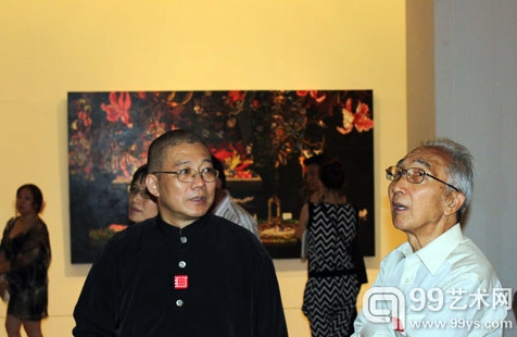 “在当代——2012首届中国油画双年展”现场许江先生与靳尚谊先生