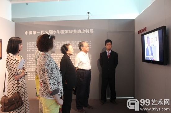 展览入口处，对于此次展览讲解而播放的短片前，观众接踵而至