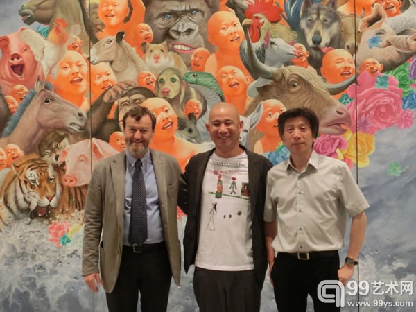方力钧与两位馆长合影