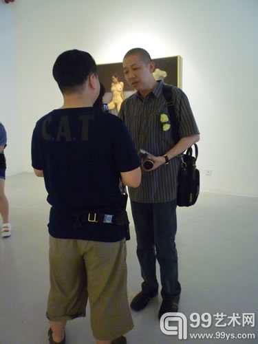 13，策展人李旭在展览现场
