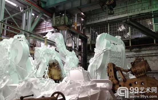 彼得·罗宾逊（Peter Robinson）的作品“Gravitas Lite”（2012）占用了Cockatoo Island的一个涡轮机车间。在本届双年展结束之后，彼得·罗宾逊（Peter Robinson）会将这些材料重新卖给制造商。