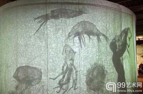 Ed Pien与Tanya Tagaq的作品“Source”（2012）。这个由半透明纸搭建而成的迷宫利用了音乐和影像来探索水在神话与文化中的重要意义。