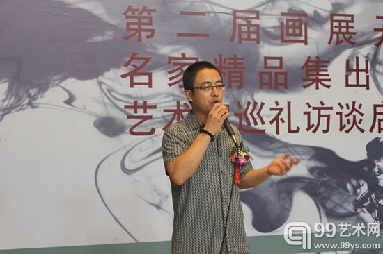 意境·中国艺术家联合会理事／艺术家／策展人　张雁枫向嘉宾介绍《 意境·中国 》艺术家巡礼
