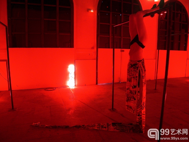 肖戈，春蚕在天堂，装置，行为艺术，2002年，巴黎