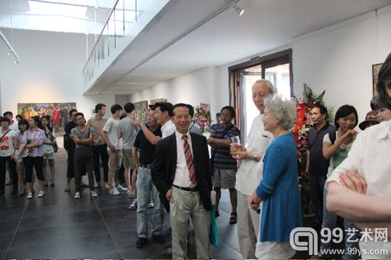 导师詹建俊先生及夫人在展览开幕现场