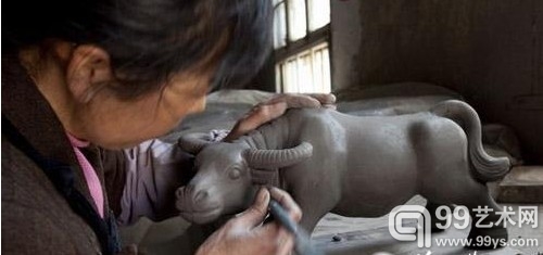 　　放弃文物高仿行业的厂家做起了好卖的工艺品，如陶牛