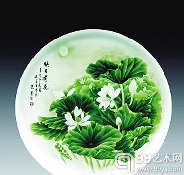 黄永平创作的《映日荷花》釉下绿彩瓷盘