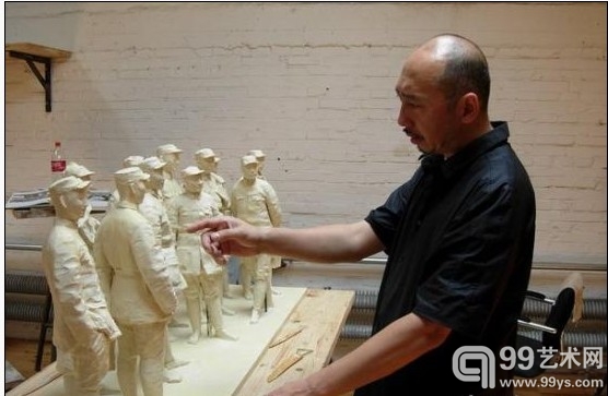 李象群在雕塑工作室 