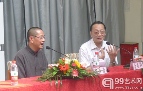 画家陈丹青（左）与《人民音乐》执行主编金兆钧相互讨论话题