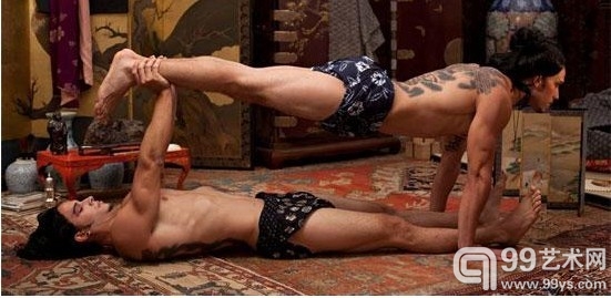 两个人的身体平衡（Two Body Equilibrium），高清视频，4分4秒，2012。