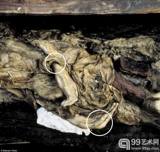 乌科克公主的手腕上纹有纹身。19年前，科学家将她的遗骸从永冻土中挖出。据悉，乌科克公主将在阿尔泰对外展出