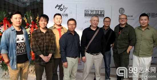 “Tashe”艺术社团与策展人郭景涵合影