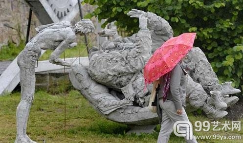 　一位女士在卡塞尔文献展上阿根廷艺术家艾德里安-维拉尔罗哈斯的装置作品《回归世界》前  美联社/延斯-迈耶摄