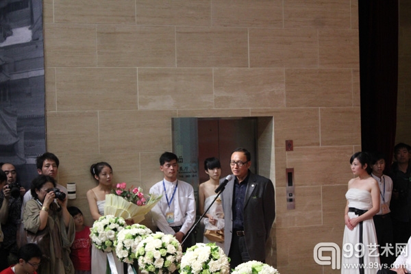 策展人朱青生教授在开幕式中发表讲话.jpg