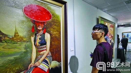 参观者被油画《着盛装的花腰傣族姑娘》吸引