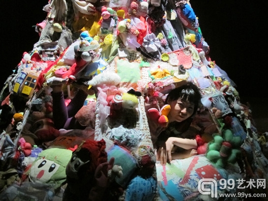 Hiromi Tango在她的作品中.jpg