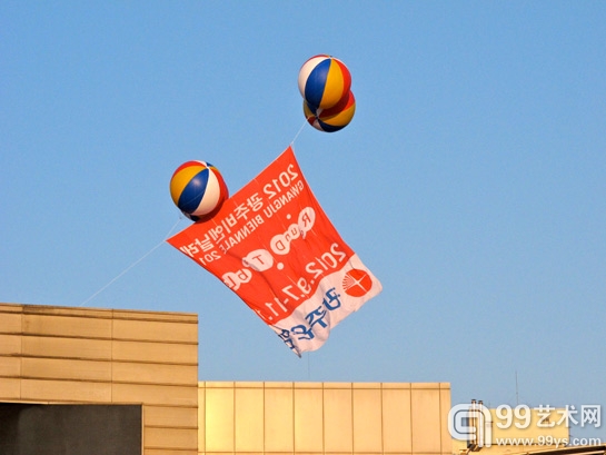 双年展馆外.jpg