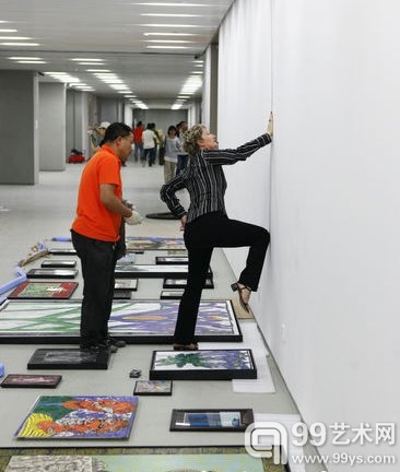 第九届上海双年展将于10月1日开幕。昨日，上海当代艺术博物馆的工作人员仍在布展，做最后的冲刺。