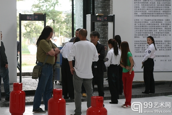 策展人吴震寰与艺术家朋友交谈