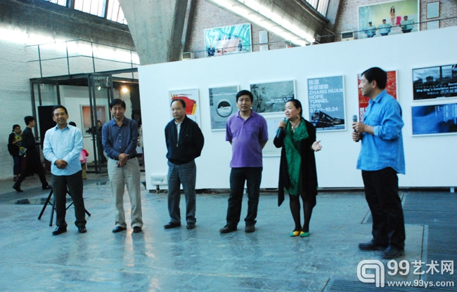 798十年海报展开幕式现场：三版工坊负责人满开慧开幕致辞