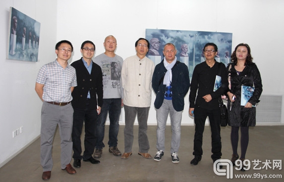 现实空间负责人江涛、艺术家曹钟伟、策展人王林与嘉宾合影