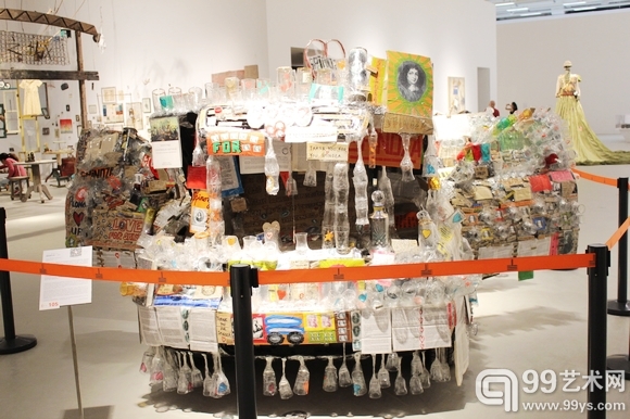 “复兴”部分中，瑞士艺术家托马斯·赫史霍斯作品《斯宾诺莎之车》。