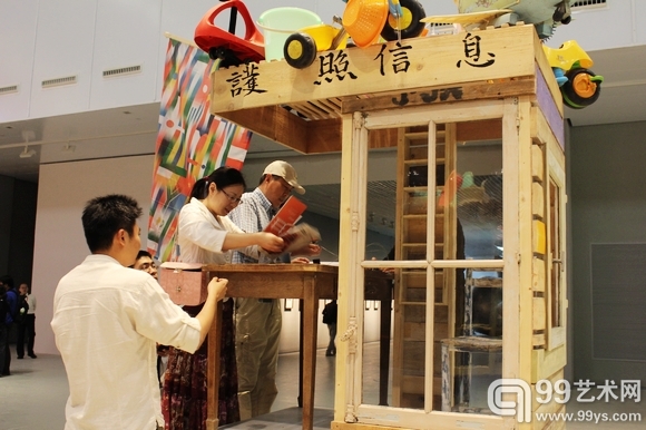 观众在“南极洲世界护照颁发村”前戳章