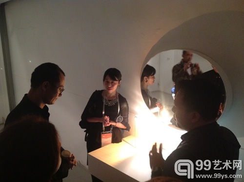 邱志杰（左）、肖歌（中）参观艺术家作品