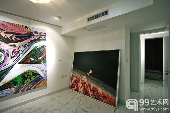 陈展辉的收藏品大多在西安家中，被装置成“画廊”形式.jpg