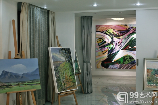 陈展辉的收藏品大多在西安家中，被装置成“画廊”形式.jpg