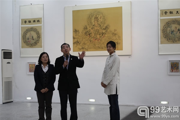 “艺术中的慈悲——森内敬子、弘云笔下的观音”作品展开幕式上，东京画廊总监田畑幸人发表讲话  