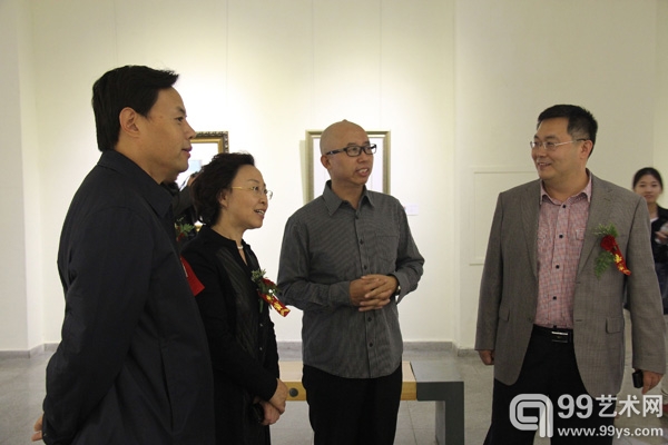左起-国家文化部公共文化司司长于群-河北省文化厅厅长张妹芝-艺术家杨佴旻.jpg