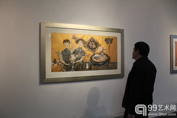 展览现场观众欣赏画作