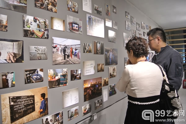 “人民路——欧阳星凯影像作品展” 观者参观