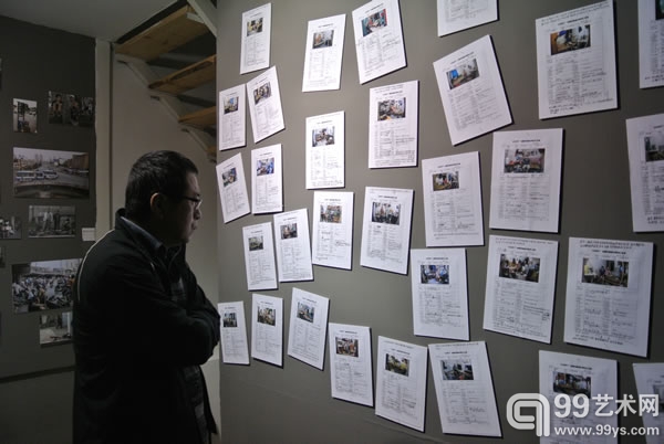 “人民路——欧阳星凯影像作品展” 观者参观