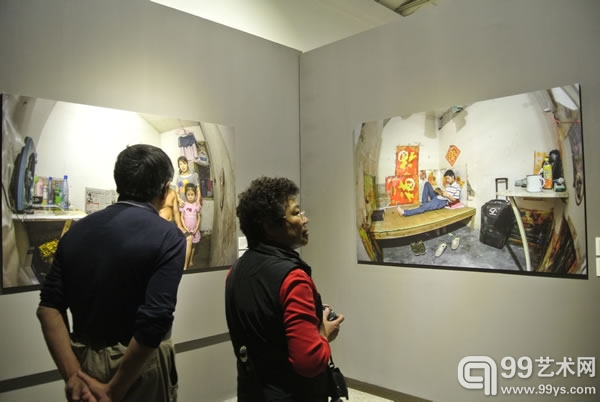 “人民路——欧阳星凯影像作品展” 观者参观