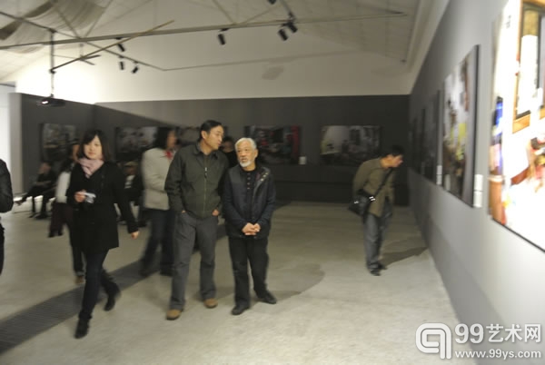 “人民路——欧阳星凯影像作品展” 现场 鲍昆与栗宪庭探讨作品