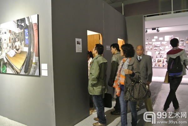 “人民路——欧阳星凯影像作品展” 观众围观装置作品内部