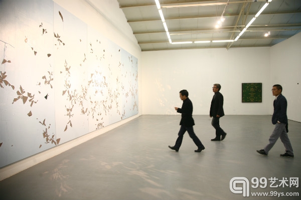 评论家黄笃在高伟刚展览现场