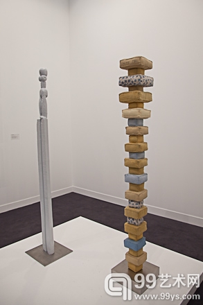 彻伊姆·雷德画廊展出的艺术家路易丝·布尔乔亚的雕塑作品