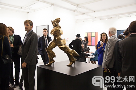 参与展出的艺术家弗朗西斯科·韦佐利雕塑作品和参观者