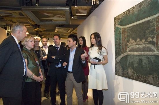 朱高文先生向德国外交部长Pieper女士介绍作品