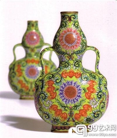 清乾隆黄地洋彩“福寿连绵”图绶带葫芦扁瓶一对。