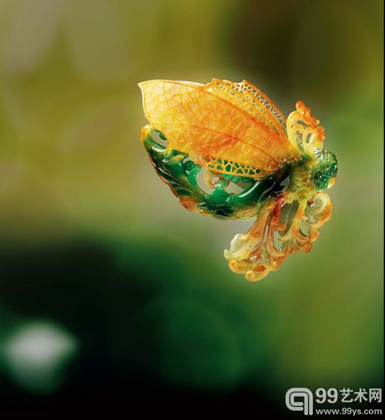 《化蝶》糯化种黄加绿三彩翡翠、黄铜、透明丝线、柚木 10.5X9.0X3