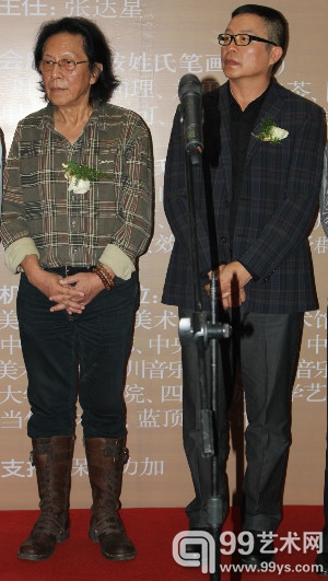 马一平老师与四川美术学院院长罗中立在开幕式上