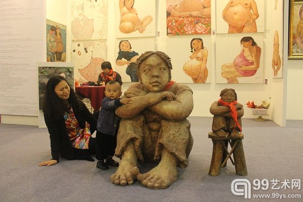 艺术家郝丽与儿子在自己的作品前