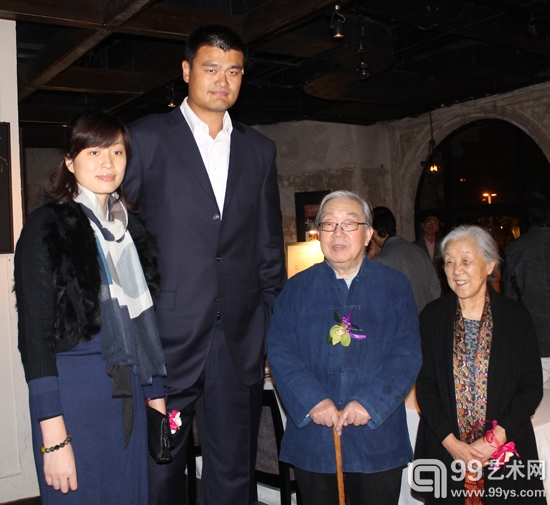 姚明夫妇与袁运甫夫妇合影
