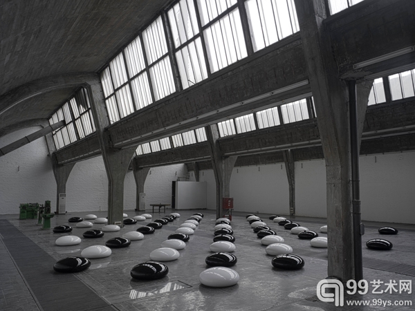 棋子／Pieces／装置／Installation／紫铜、烤漆／Copper、Stoving vainish／90x33cm／35.4x13.0in／2010