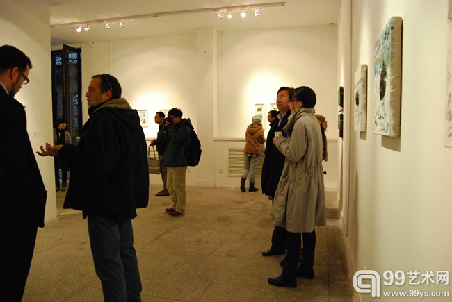 术家史蒂文-伊斯托弗在展览现场 (2)