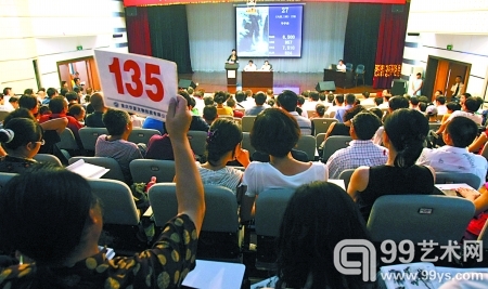 三峡博物馆，市民在一艺术品专场拍卖会上举牌竞拍